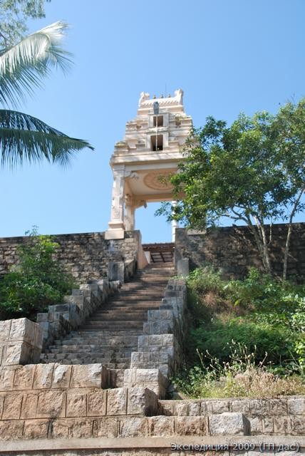 ворота в храм на гранитной горе
