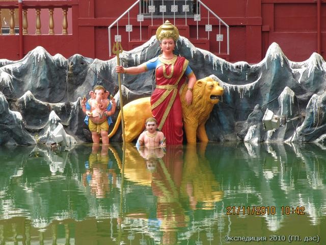 Божественная Мать с Её отпрысками у священного озера в храме Гокарнешвары