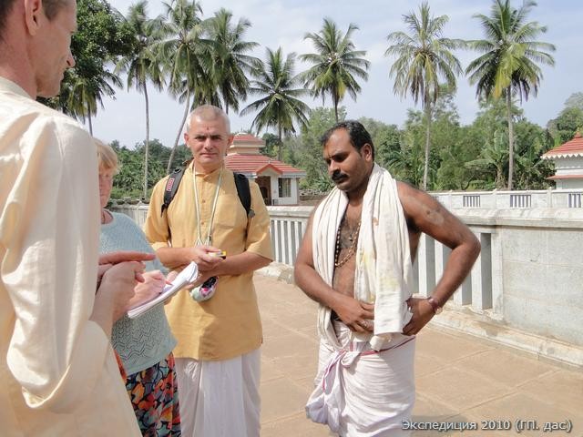 Заведующий офисом гостей брахман рассказал нам историю этого уникального монастыря