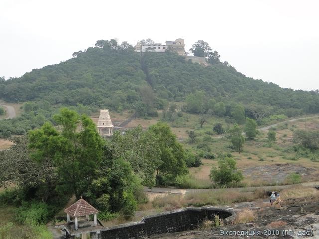 Это Кунджару-гири, холм в форме слона и на вершине его в древности Господь Парашурама установил храм божественной защитницы, сестры Кришны, Дурга-деви