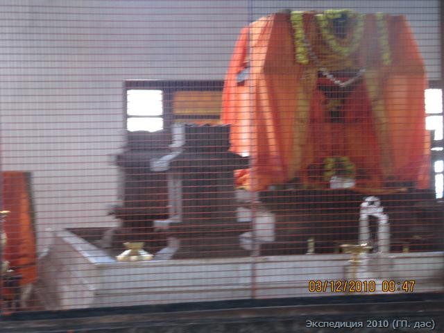 В центре под шафрановой тканью  расположен священный мавзолей Вадираджи, в который он сам вошел в возрасте 120 лет на день своего рождения. С тех пор это место стало святыней для вайшнавов и многие почитают его чудотворным, ибо поклонение ему приносит исцеление болезней и прочие блага