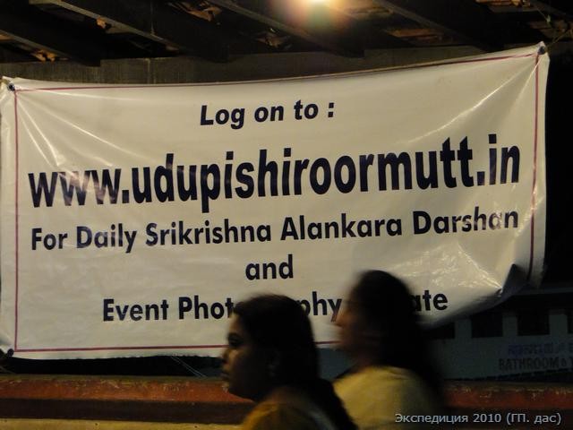 На этом сайте можно ежедневно наблюдать Шри Кришну в Его неповторимых нарядах