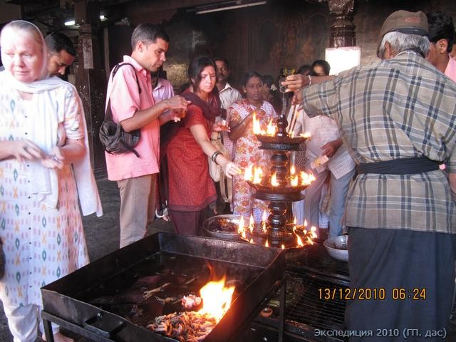 Понедельник - день Шивы, и в храме Анантешвары жгут лампады, чтоб в душе не угасал спасительный огонь веры