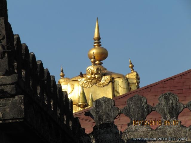 Храма так построен, что первые лучи утреннего солнца, падая в эту благодатную долину, прежде всего озаряют золотой купол алтаря