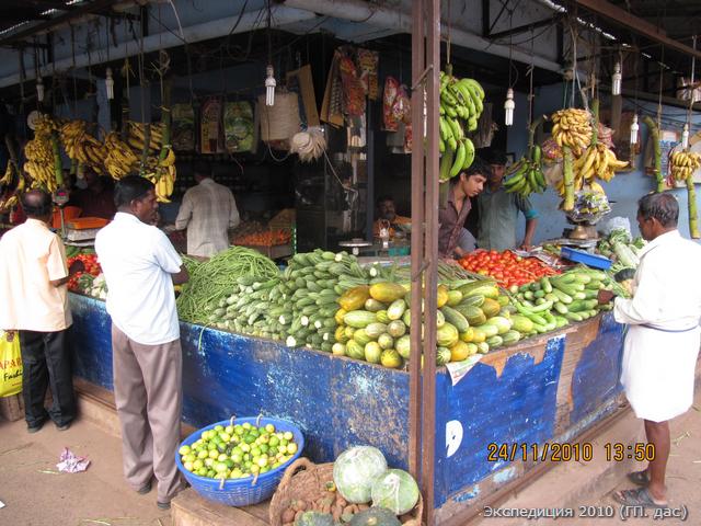 В городе магазин полон всевозможных овощей и фруктов