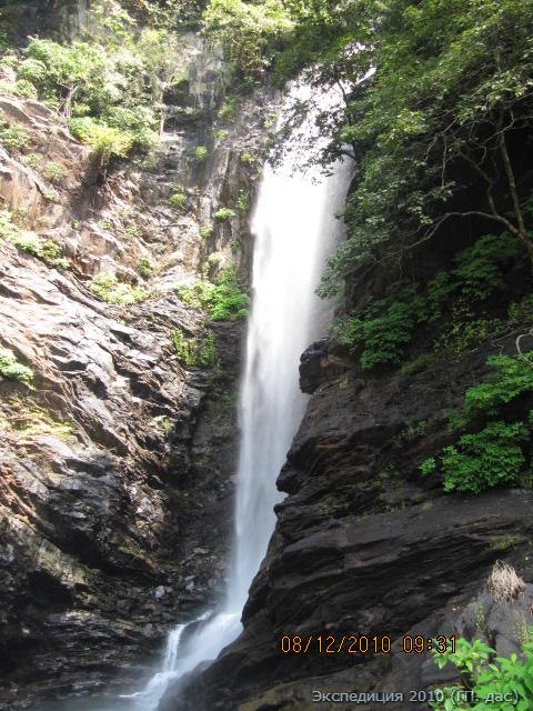 И наконец достигли - горный водопад мудреца Агастьи, чудесное творение природы! Высота падения воды около 100 метров! Под ним озеро с кристальной водой дна которого еще никто не видывал