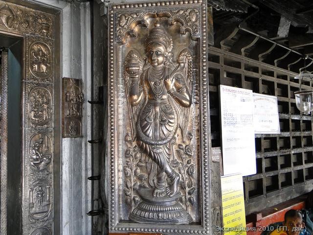 изображение Гаруды на серебряной двери снаружи храма
