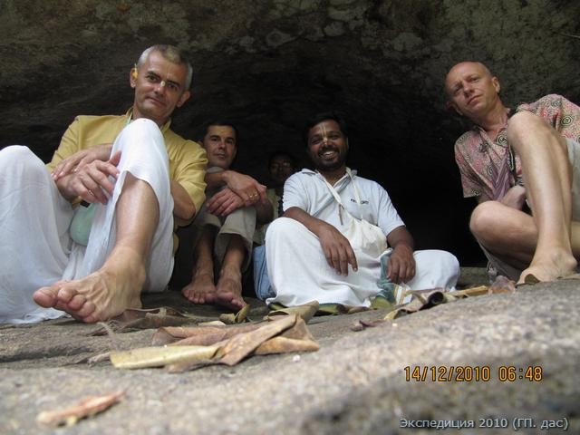 Наши братья в пещере Парашурамы на склоне горы