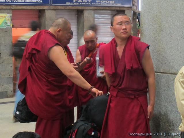 Монахи буддисты встретились на ЖД вокзале